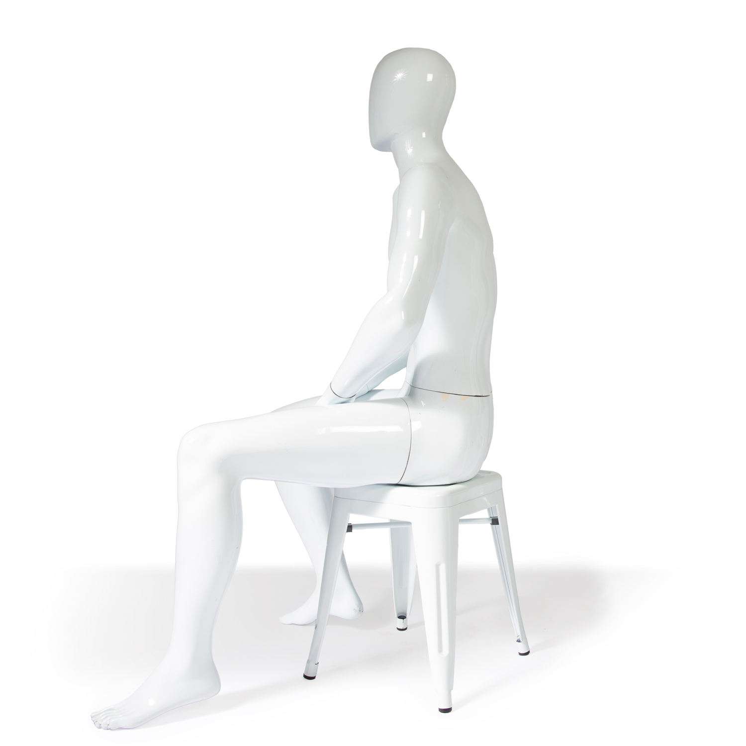 Schaufensterfigur männlich sitzend weiß-glossy – Bild 3