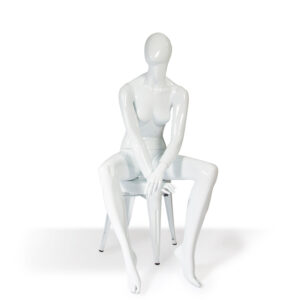 Schaufensterfigur weiblich sitzend weiß-glossy