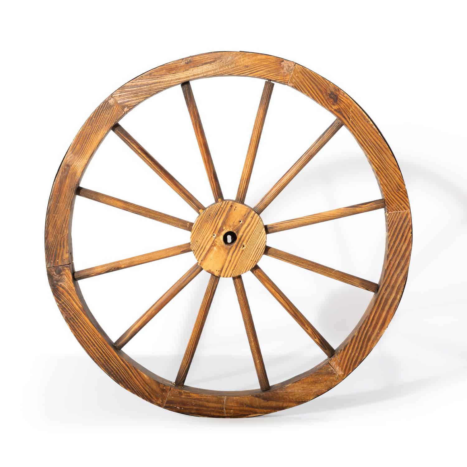 Wagenrad mit Metallbeschlag